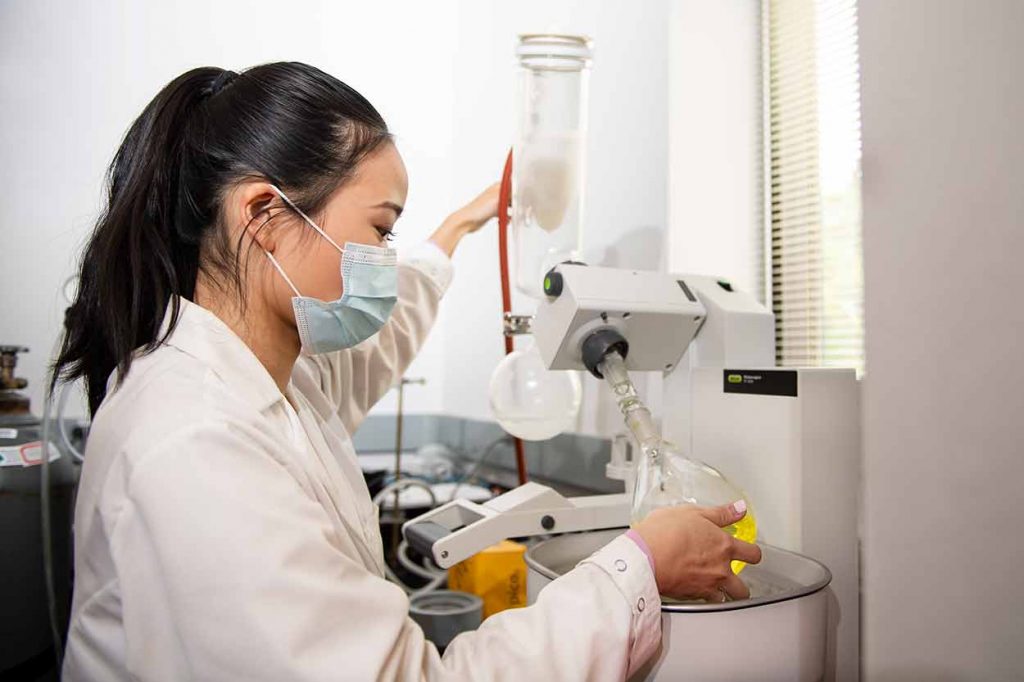 Qing Ivy Li working in a lab